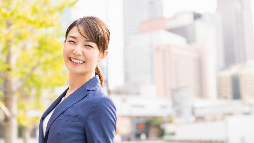 【女性向け】不動産営業に必要な服装(スーツ)を徹底解説｜選び方や必需品も紹介
