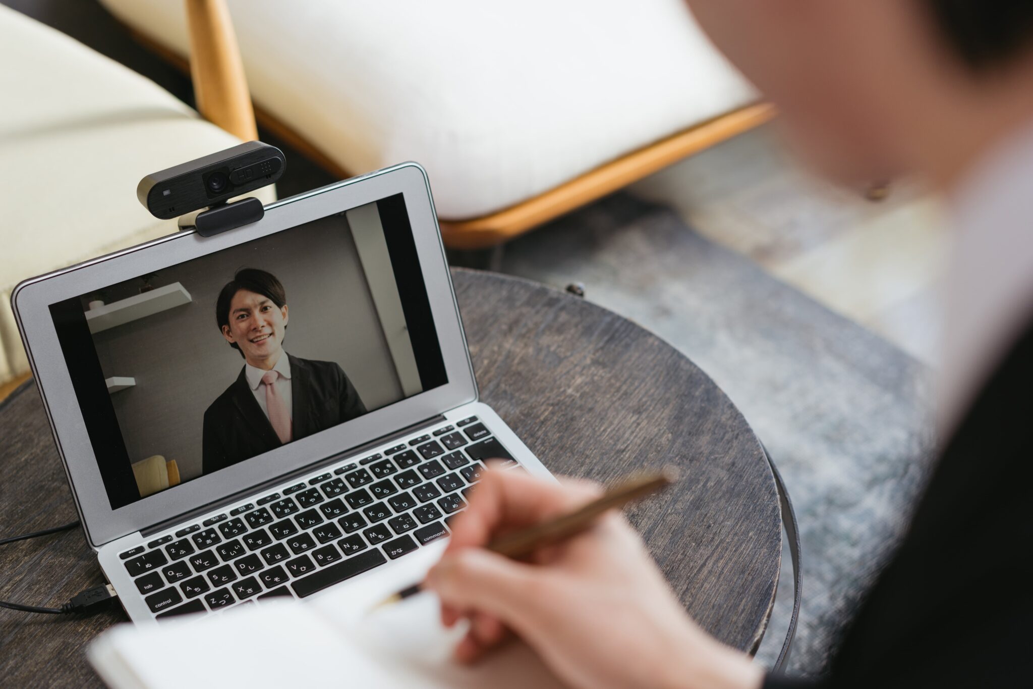 IT重説を行うビジネスマン